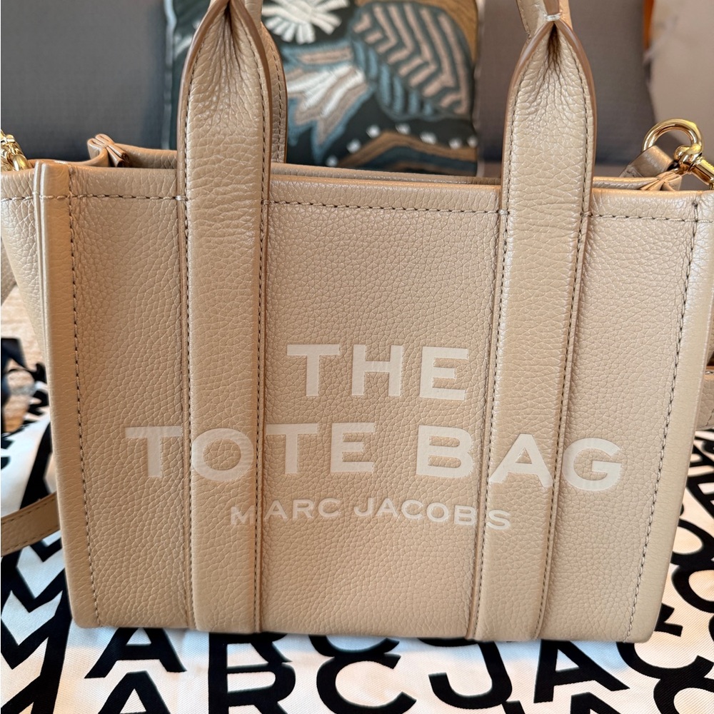 Marc Jacobs THE LEATHER SMALL TOTE BAG - Camel - Picture 3 of 9